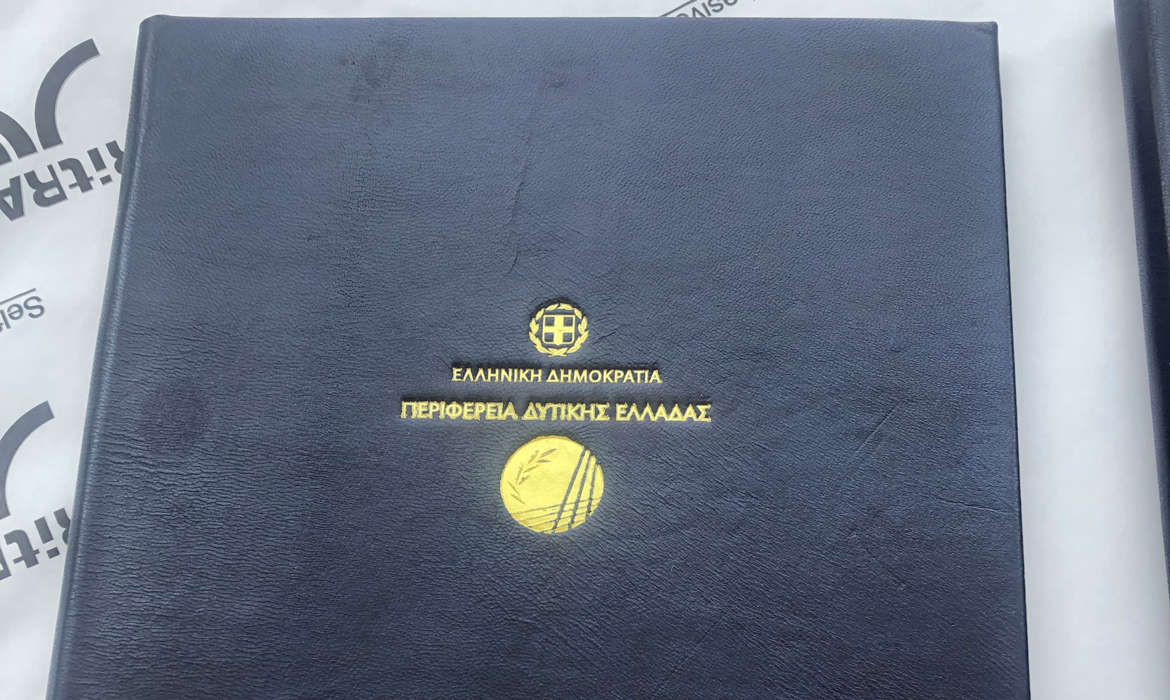 Χρυσό λογότυπο σε μαύρο φάκελο